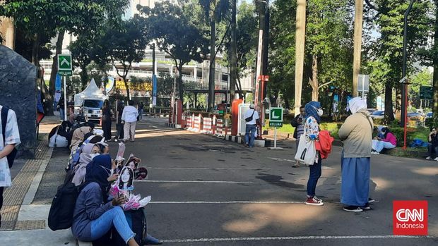Penggemar BLACKPINK menukar tiket untuk konser BLACKPINK di Stadion Utama GBK Jakarta, 11-12 Maret, pada Jumat (9/3).