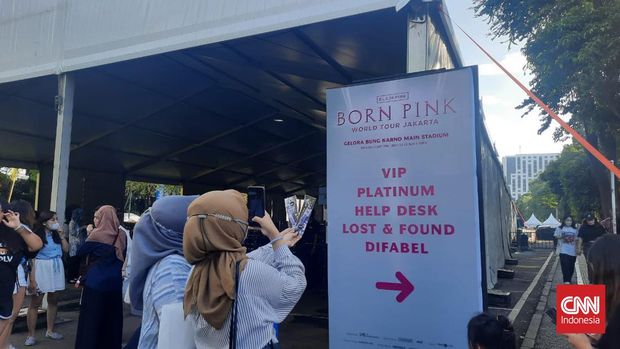 Penggemar BLACKPINK menukar tiket untuk konser BLACKPINK di Stadion Utama GBK Jakarta, 11-12 Maret, pada Jumat (9/3).