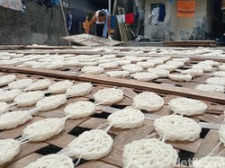 Kala Perajin Kerupuk Indramayu Menanti Hangatnya Sinar Matahari