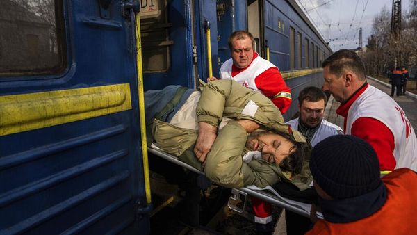 Potret Kereta Medis Ukraina Evakuasi Pasien di Zona Perang