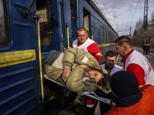 Potret Kereta Medis Ukraina Evakuasi Pasien di Zona Perang