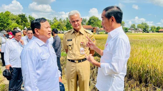 Presiden Joko Widodo didampingi Menteri Pertahanan Prabowo Subianto dan Gubernur Jawa Tengah Ganjar Pranowo saat meninjau panen raya padi di Desa Lajer, Kabupaten Kebumen, Kamis (9/3). Foto: Biro Pers Sekretariat Presiden