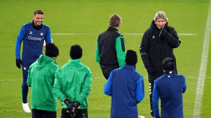 Real Betis Joaquin (left) and manager Manuel Pellegrini (right) during a training session at Old Trafford, Manchester. Picture date: Wednesday March 8, 2023. (Photo by Martin Rickett/PA Images via Getty Images)