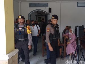 Rocky Gerung Jelaskan Hoaks-Ujaran Kebencian di Sidang Penggugat Ijazah Jokowi Rocky Gerung Jelaskan Hoaks-Ujaran Kebencian di Sidang Penggugat Ijazah Jokowi