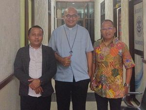 Romo Paschal Soroti Polisi Tersangka Pengurus PMI Ilegal yang Masih Bertugas Romo Paschal Soroti Polisi Tersangka Pengurus PMI Ilegal yang Masih Bertugas