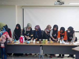 Relawan Sandiaga Beri Pelatihan Buat Kue Kekinian ke Masyarakat Jambi Relawan Sandiaga Beri Pelatihan Buat Kue Kekinian ke Masyarakat Jambi