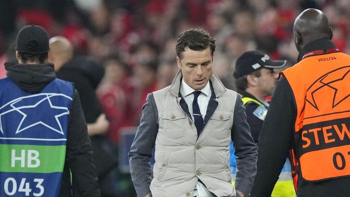Brugges head coach Scott Parker gestures at the end of the Champions League, round of 16, second leg soccer match between Benfica and Club Brugge at the Luz stadium in Lisbon, Portugal, Tuesday, March 7, 2023. Benfica won 5-1. (AP Photo/Armando Franca)
