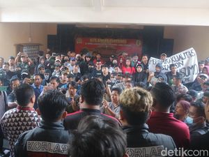 Suporter Persipa Geruduk DPRD Pati, Tuntut Tribun-Lampu Stadion Joyokusumo Suporter Persipa Geruduk DPRD Pati, Tuntut Tribun-Lampu Stadion Joyokusumo
