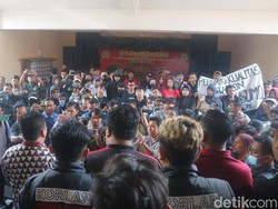 Suporter Persipa Geruduk DPRD Pati, Tuntut Tribun-Lampu Stadion Joyokusumo