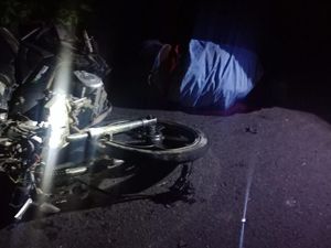 Tabrakan Maut 2 Motor di Dompu, 1 Orang Tewas di TKP Tabrakan Maut 2 Motor di Dompu, 1 Orang Tewas di TKP