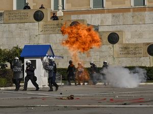 Demonstran di Yunani Lempar Molotov, Polisi Tembakkan Gas Air Mata Demonstran di Yunani Lempar Molotov, Polisi Tembakkan Gas Air Mata
