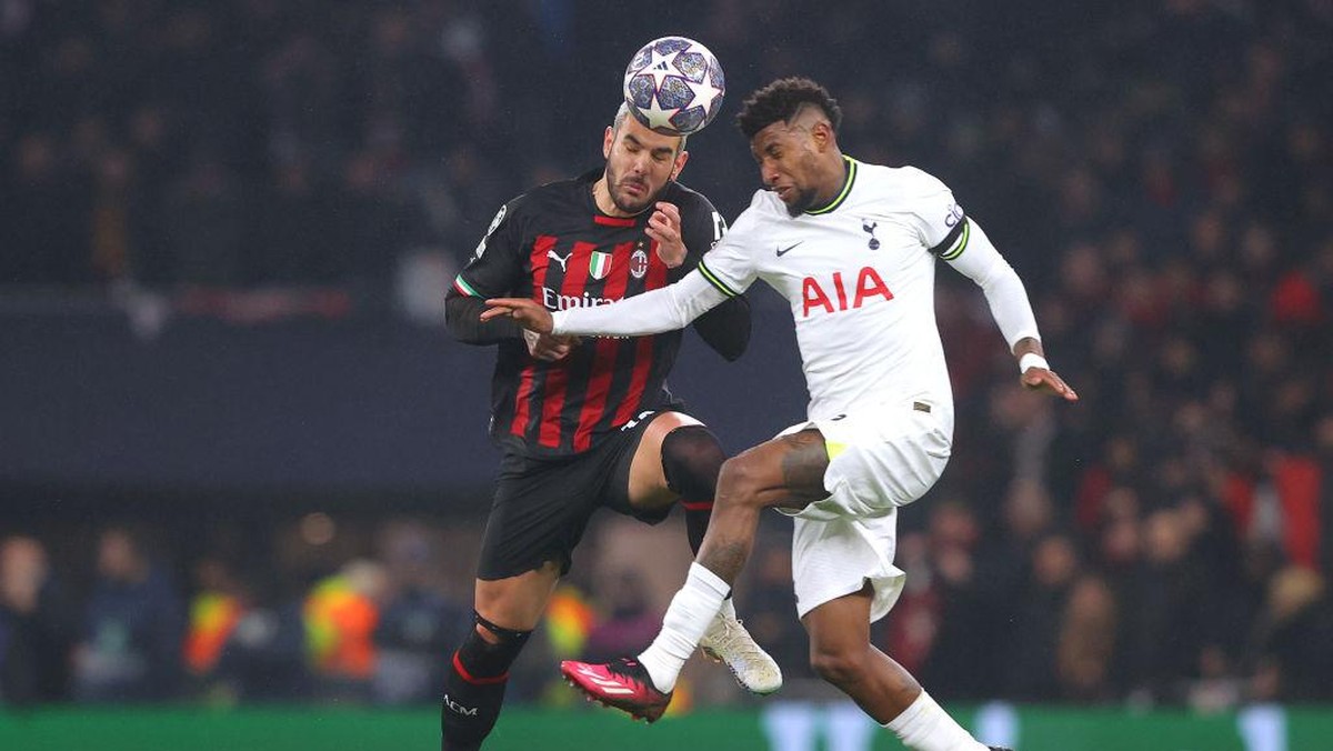 Hernandez berduel udara melawan Emerson. Foto: Getty Images/James Gill - Danehouse