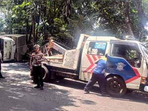 Truk Muatan Minuman Ringan Terguling di Tanjakan Baeud Sukabumi Truk Muatan Minuman Ringan Terguling di Tanjakan Baeud Sukabumi