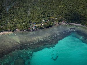 Tumpahan Minyak Hajar Resor di Filipina Tumpahan Minyak Hajar Resor di Filipina