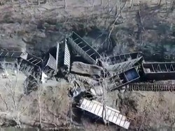 Penampakan Dari Udara Kereta Tergelincir-Jatuh ke Sungai di AS