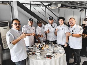 Gaya Wahyu Kenzo saat Kulineran Bareng Atta Halilintar Gaya Wahyu Kenzo saat Kulineran Bareng Atta Halilintar