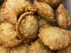 5 Pastel Murah Ini Rasanya Tak Kalah dengan Pastel Premium