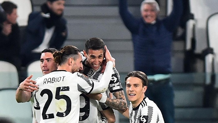Soccer Football - Europa League - Round of 16 - First Leg - Juventus v SC Freiburg - Allianz Stadium, Turin, Italy - March 9, 2023  Juventus Angel Di Maria celebrates scoring their first goal with teammates REUTERS/Massimo Pinca