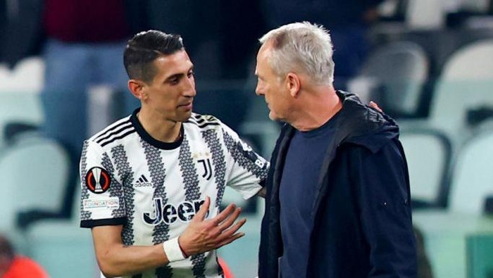 09 March 2023, Italy, Turin: Soccer: Europa League, Juventus Turin - SC Freiburg, Round of 16, first leg, Allianz Stadium. Turins Ángel Di Maria (l) shakes hands with Freiburg coach Christian Streich after the match. Photo: Tom Weller/dpa (Photo by Tom Weller/picture alliance via Getty Images)
