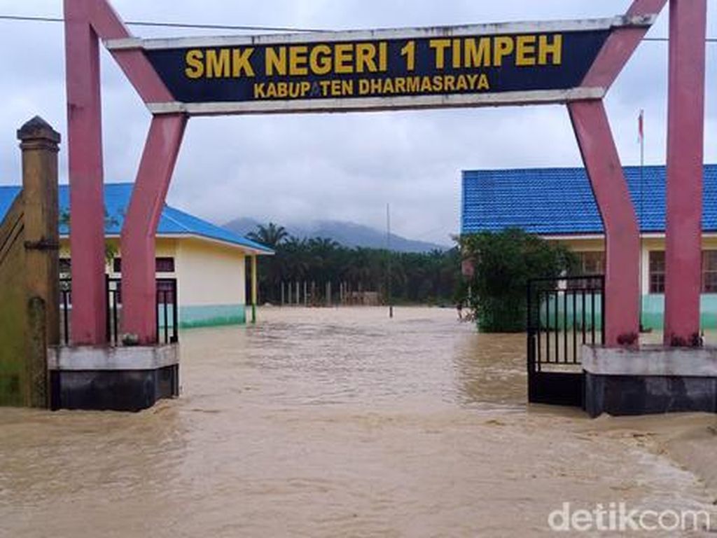 Banjir Landa Dharmasraya Sumbar, Fasilitas Umum dan Sekolah Terendam