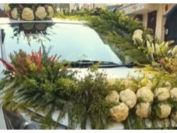 Bukan Pakai Bunga, Mobil Pengantin Ini Dihiasi dengan Aneka Sayuran