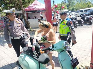 Kronologi Debat Bule Aussie Tak Berhelm dengan Polisi di Tibubeneng Kronologi Debat Bule Aussie Tak Berhelm dengan Polisi di Tibubeneng