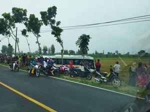 Bus Harapan Jaya Terjun ke Sawah di Kediri