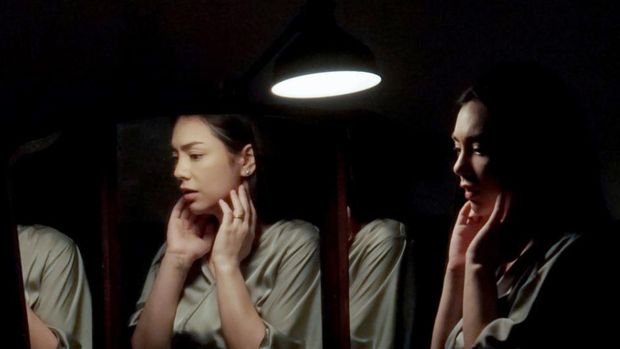 Celine Evangelista dalam salah satu adegan di film sosok ketiga.