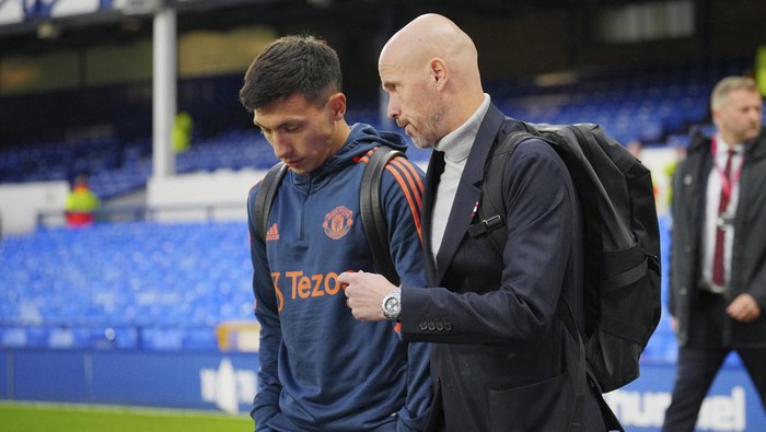 Manchester Uniteds head coach Erik ten Hag talks with Manchester Uniteds Lisandro Martinez as they arrive at the stadium for the Premier League soccer match between Everton and Manchester United at Goodison Park, in Liverpool, England, Sunday Oct. 9, 2022. (AP Photo/Jon Super)