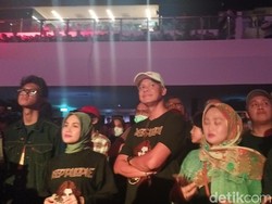 Ganjar dan Istri Pakai Baju Couple Deep Purple saat Nonton Konser di Solo