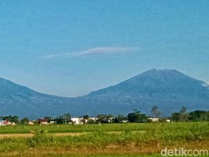 Heboh Ulah Sejumlah Pendaki Perosotan Saat Turun dari Gunung Merbabu