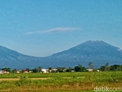 Heboh Ulah Sejumlah Pendaki Perosotan Saat Turun dari Gunung Merbabu