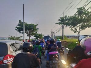 Jalan Depan TPA Pakal Arah Gresik-Benowo Macet Parah