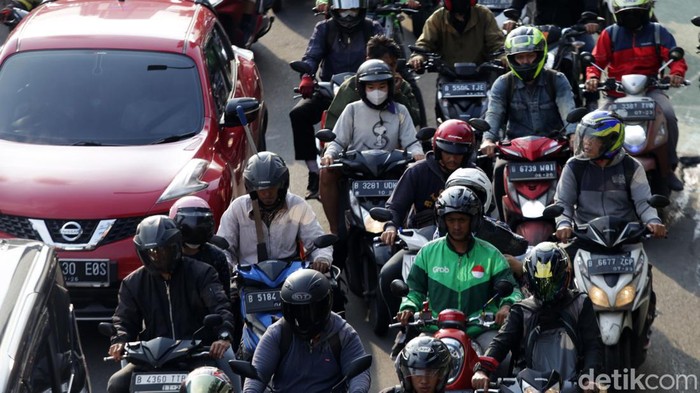 Truk Sampah Tabrak Pembatas Busway di Cawang, Lalin Sempat Macet