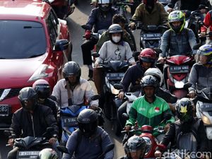 Truk Sampah Tabrak Pembatas Busway di Cawang, Lalin Sempat Macet