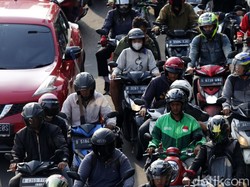 Truk Sampah Tabrak Pembatas Busway di Cawang, Lalin Sempat Macet