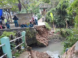 Akses Sekolah-MCK Terputus, Warga Sukabumi Bangun Jembatan Darurat