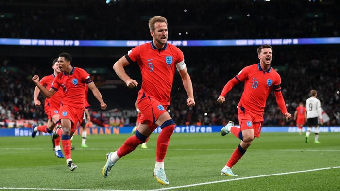 LONDON, ENGLAND - SEPTEMBER 26:  Harry Kane of England celebrates with team mates Mason Mount and Jude Bellingham after scoring their teams third goal from the penalty spot during the UEFA Nations League League A Group 3 match between England and Germany at Wembley Stadium on September 26, 2022 in London, England. (Photo by Shaun Botterill/Getty Images)