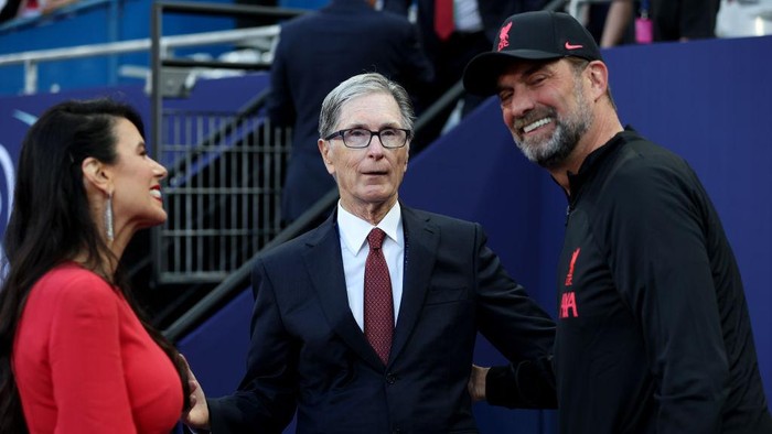 PARIS, FRANCE - MAY 28: John Henry, Owner of Liverpool with their wife Linda Pizzuti Henry embrace Juergen Klopp, Manager of Liverpool prior to the UEFA Champions League final match between Liverpool FC and Real Madrid at Stade de France on May 28, 2022 in Paris, France. (Photo by Alexander Hassenstein - UEFA/UEFA via Getty Images)