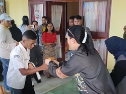 Dukung Masuk Sekolah Jam 5.30, Istri Gubernur NTT Bagikan Minuman-Biskuit