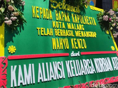 Sederet Pesan Ngenes di Karangan Bunga Korban Penipuan Wahyu Kenzo