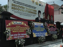 Karangan Bunga Wujud Syukur Penangkapan Wahyu Kenzo Banjiri Polresta Malang