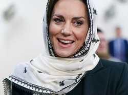 Berkunjung ke Muslim Centre, Kate Middleton Tampil Cantik Berkerudung