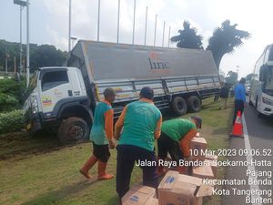 Banyak Warga Nonton hingga Bikin Macet Lalin Soetta, Evakuasi Truk Disetop