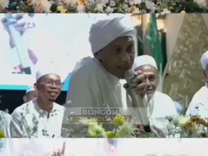 Kisah KH Rofiq Malik Dipakaikan Imamah Habib Muchsin Sebelum Meninggal Kisah KH Rofiq Malik Dipakaikan Imamah Habib Muchsin Sebelum Meninggal