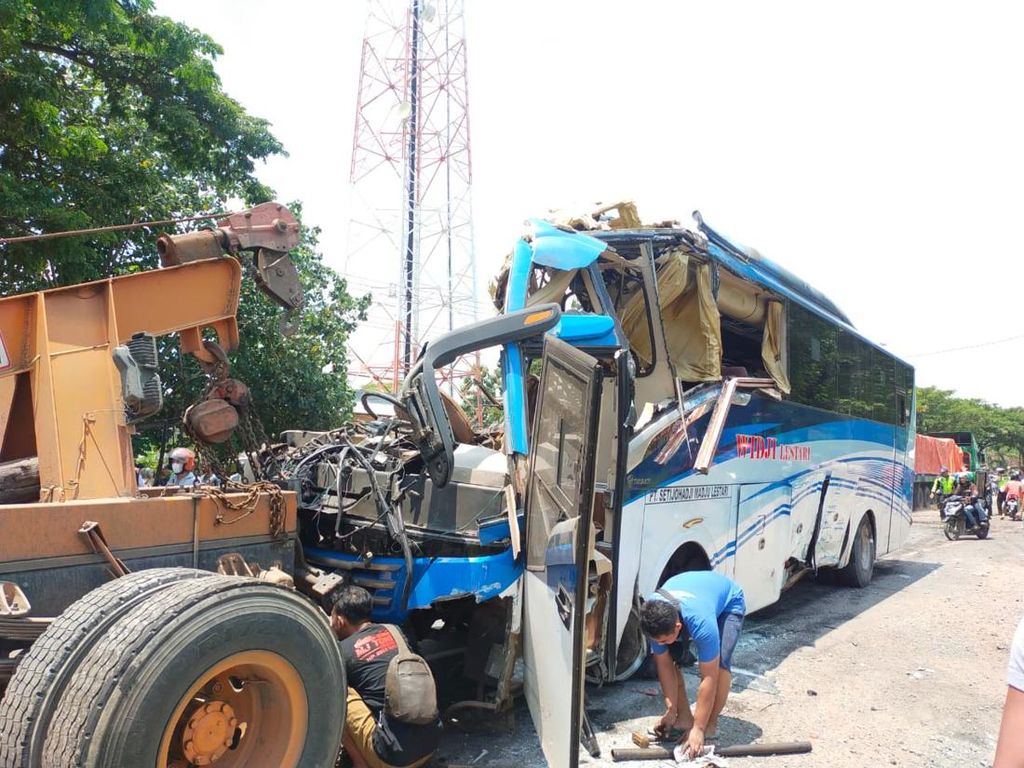 Detik-detik Laka Maut di Pantura Rembang, Bus Vs Truk Adu Banteng