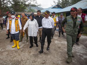 Momen Tiga Menteri Jokowi Kunjungi Korban Longsor Natuna Momen Tiga Menteri Jokowi Kunjungi Korban Longsor Natuna