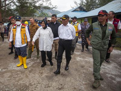 Momen Tiga Menteri Jokowi Kunjungi Korban Longsor Natuna