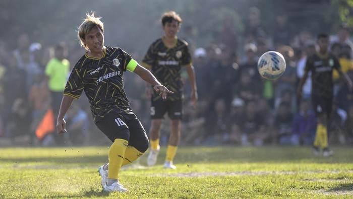 Liga 2 Disetop, Sejumlah Pesepakbola Ikut Tarkam Demi Menyambung Hidup Pesepak bola klub Liga 2 Persekat Tegal yang bermain untuk klub Sao Merah FC, Asri Akbar melakukan tendangan bebas saat melawan PSP Pasirandu dalam laga semifinal turnamen Kades Cup 1 Desa Legok, di lapangan Bonex Arena Tangerang, Banten, Kamis (9/3/2023). Imbas dihentikannya Liga 2 2022/2023 oleh PSSI, sejumlah pesepak bola klub-klub Liga 2 memilih bermain kompetisi antarkampung (tarkam) untuk menyambung hidupnya. ANTARA FOTO/M Risyal Hidayat/aww.