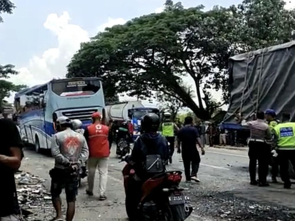 Laka Beruntun Bus dan 2 Truk di Pantura Rembang, 3 Orang Tewas-5 Luka